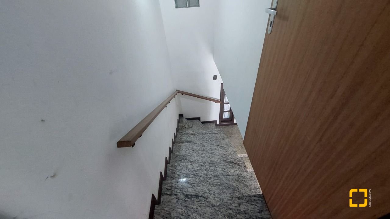 Casa com 229m², 8 quartos (sendo 3 suítes), 6 garagens, no bairro Campeche em Florianópolis