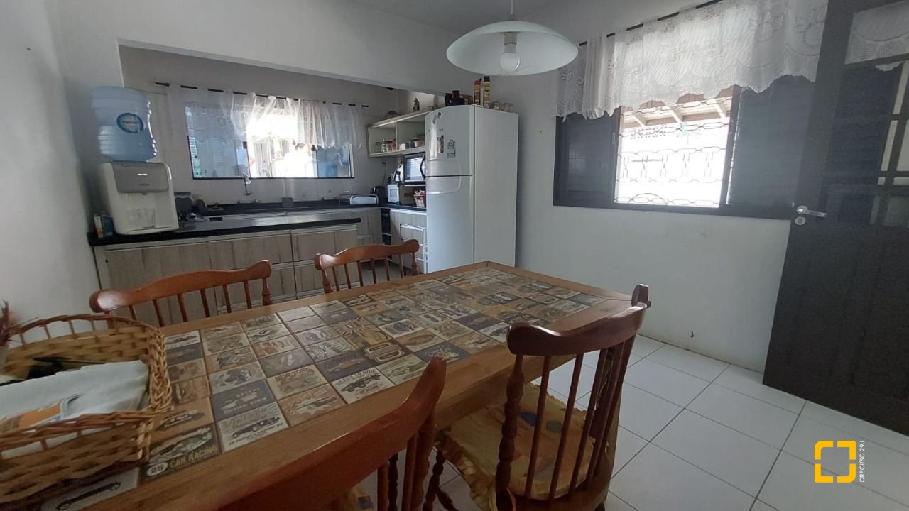 Casa com 229m², 8 quartos (sendo 3 suítes), 6 garagens, no bairro Campeche em Florianópolis