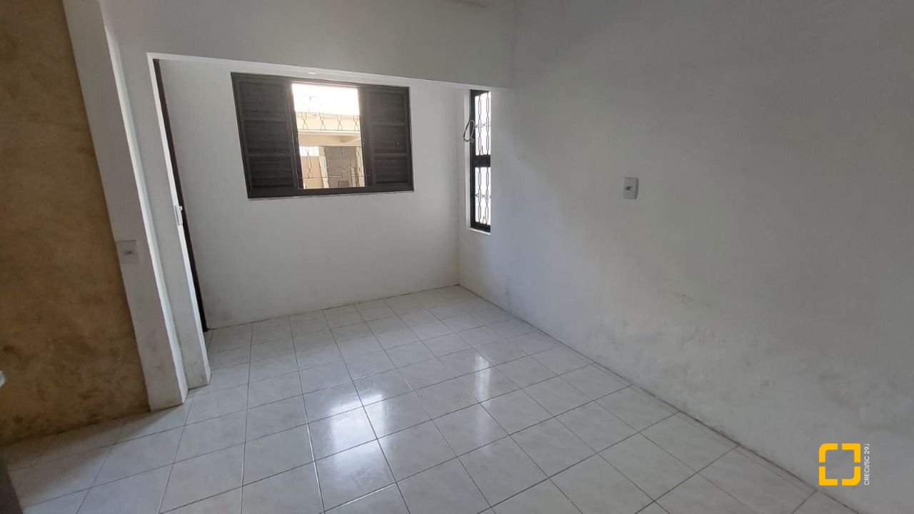 Casa com 229m², 8 quartos (sendo 3 suítes), 6 garagens, no bairro Campeche em Florianópolis