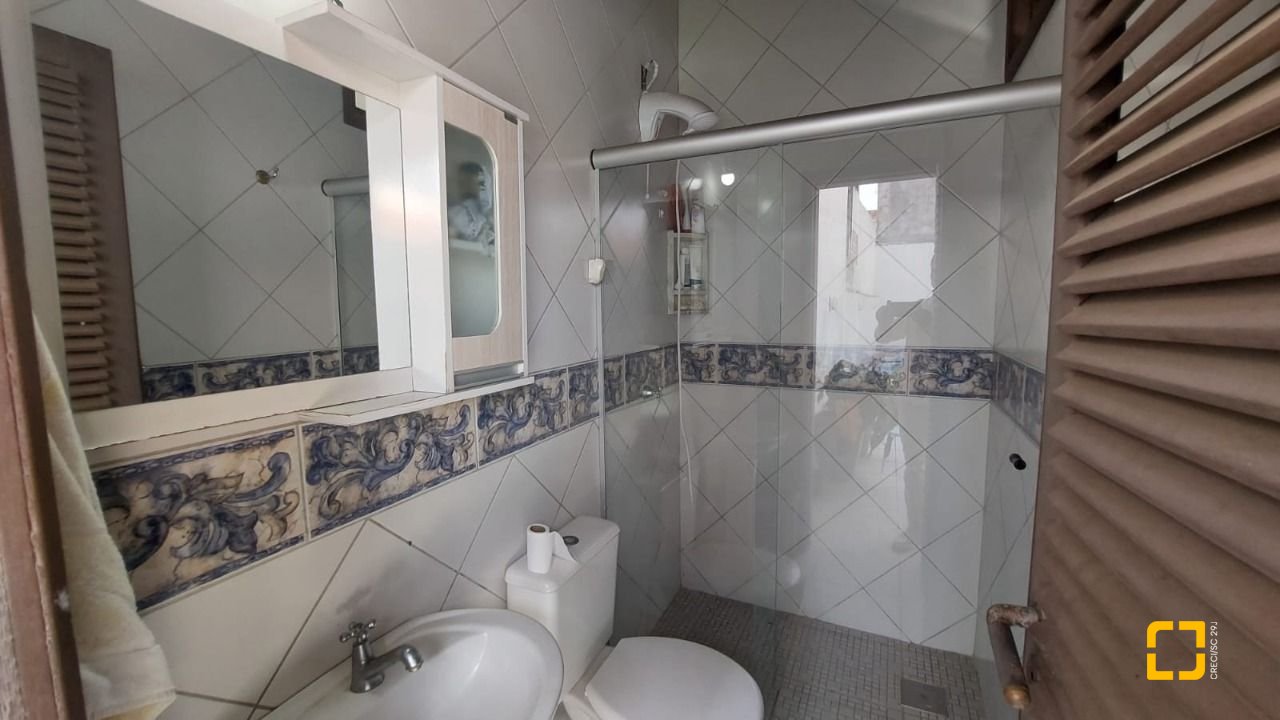 Casa com 229m², 8 quartos (sendo 3 suítes), 6 garagens, no bairro Campeche em Florianópolis