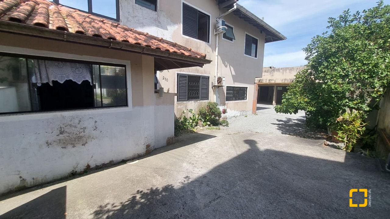 Casa com 229m², 8 quartos (sendo 3 suítes), 6 garagens, no bairro Campeche em Florianópolis