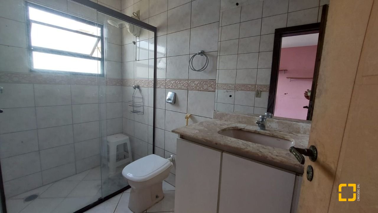 Casa com 229m², 8 quartos (sendo 3 suítes), 6 garagens, no bairro Campeche em Florianópolis
