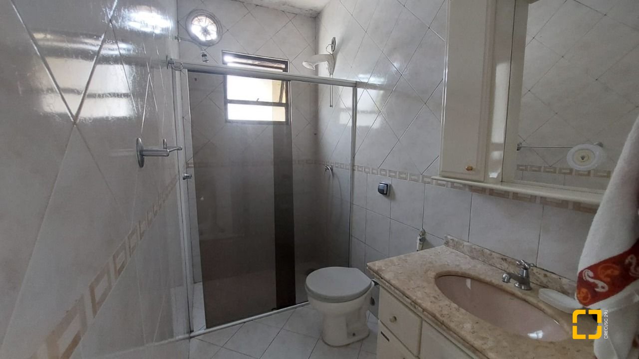 Casa com 229m², 8 quartos (sendo 3 suítes), 6 garagens, no bairro Campeche em Florianópolis
