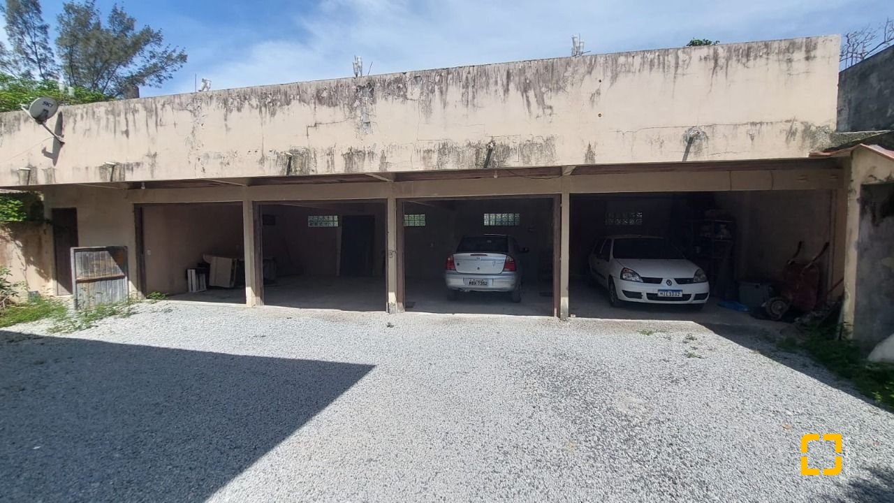 Casa com 229m², 8 quartos (sendo 3 suítes), 6 garagens, no bairro Campeche em Florianópolis