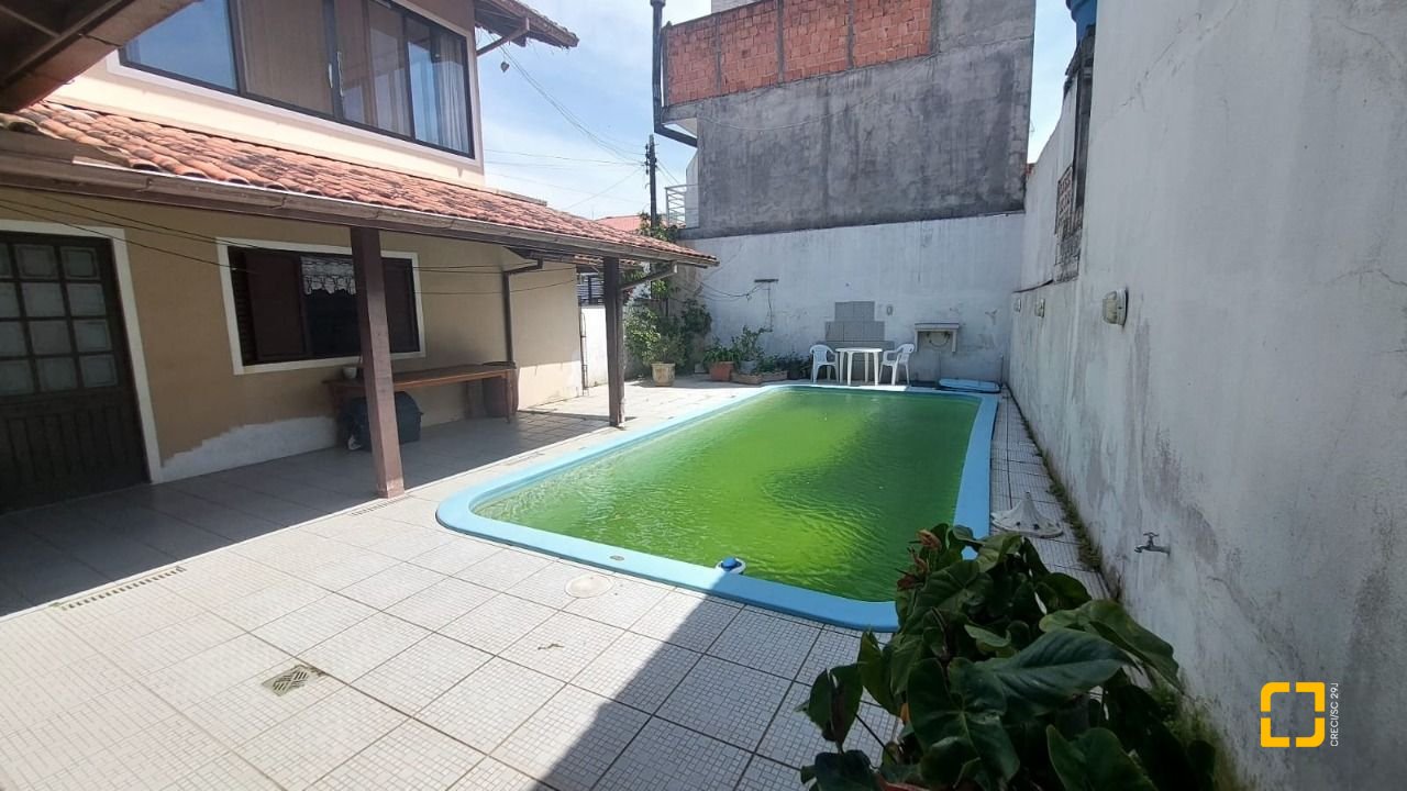 Casa com 229m², 8 quartos (sendo 3 suítes), 6 garagens, no bairro Campeche em Florianópolis