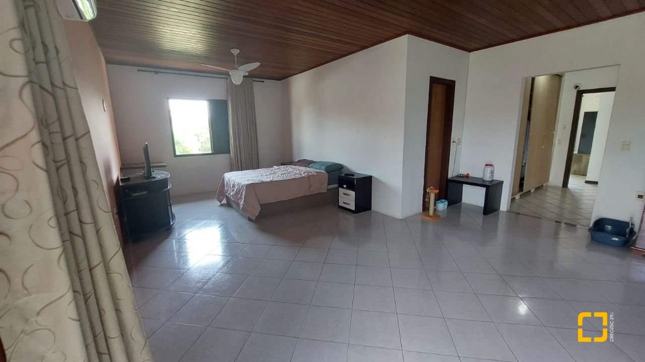 Casa com 229m², 8 quartos (sendo 3 suítes), 6 garagens, no bairro Campeche em Florianópolis
