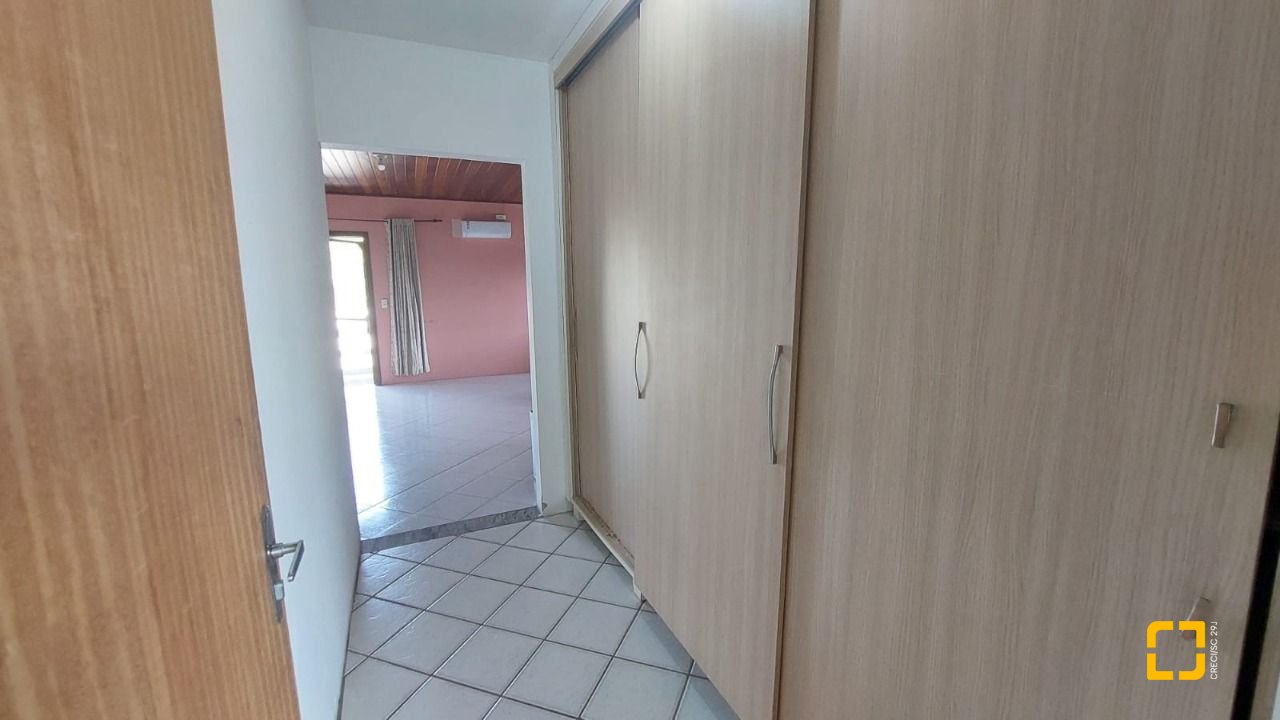 Casa com 229m², 8 quartos (sendo 3 suítes), 6 garagens, no bairro Campeche em Florianópolis