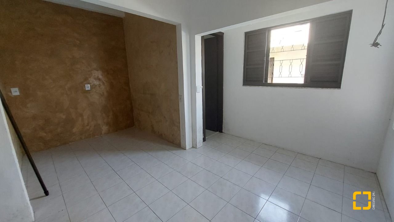 Casa com 229m², 8 quartos (sendo 3 suítes), 6 garagens, no bairro Campeche em Florianópolis
