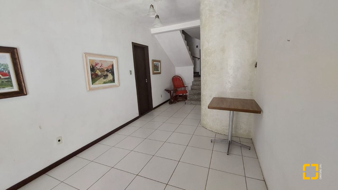 Casa com 229m², 8 quartos (sendo 3 suítes), 6 garagens, no bairro Campeche em Florianópolis