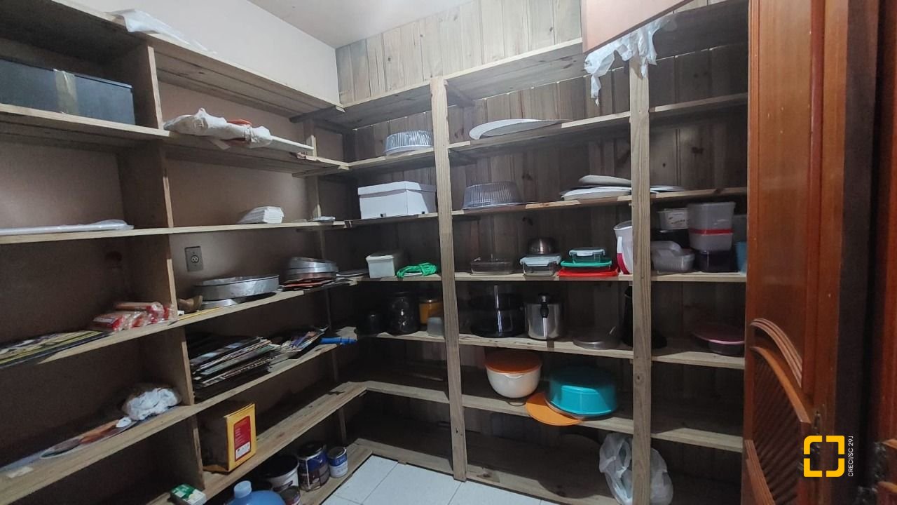 Casa com 229m², 8 quartos (sendo 3 suítes), 6 garagens, no bairro Campeche em Florianópolis