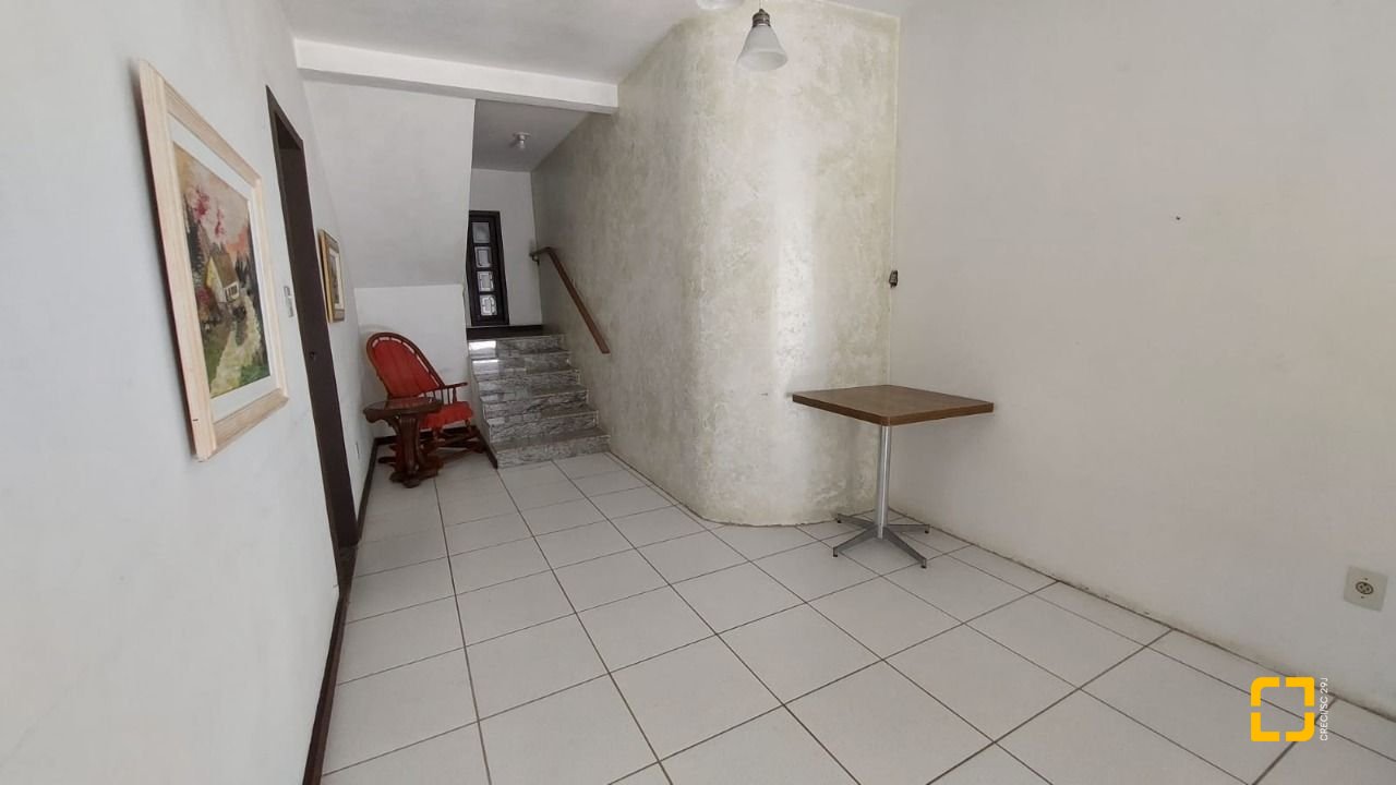 Casa com 229m², 8 quartos (sendo 3 suítes), 6 garagens, no bairro Campeche em Florianópolis