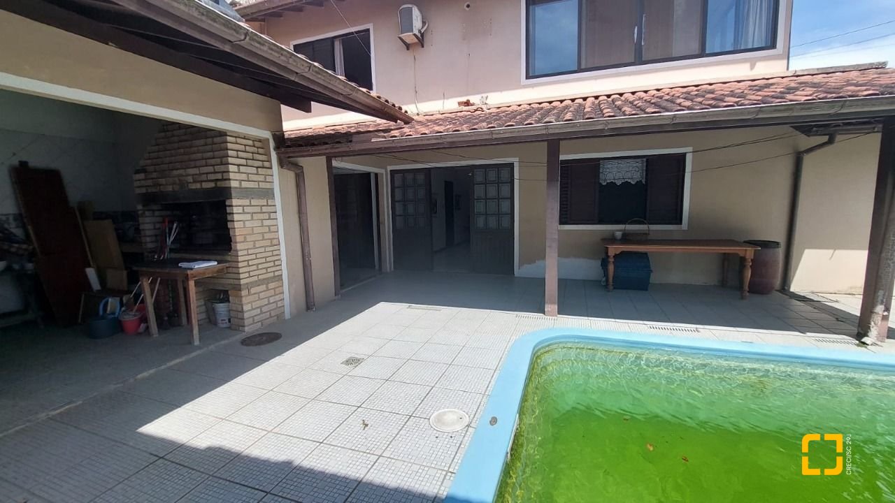 Casa com 229m², 8 quartos (sendo 3 suítes), 6 garagens, no bairro Campeche em Florianópolis