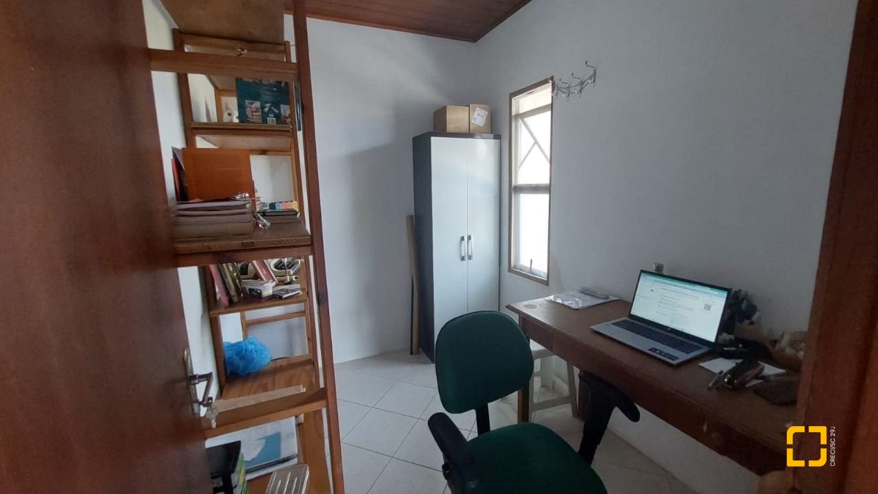 Casa com 229m², 8 quartos (sendo 3 suítes), 6 garagens, no bairro Campeche em Florianópolis