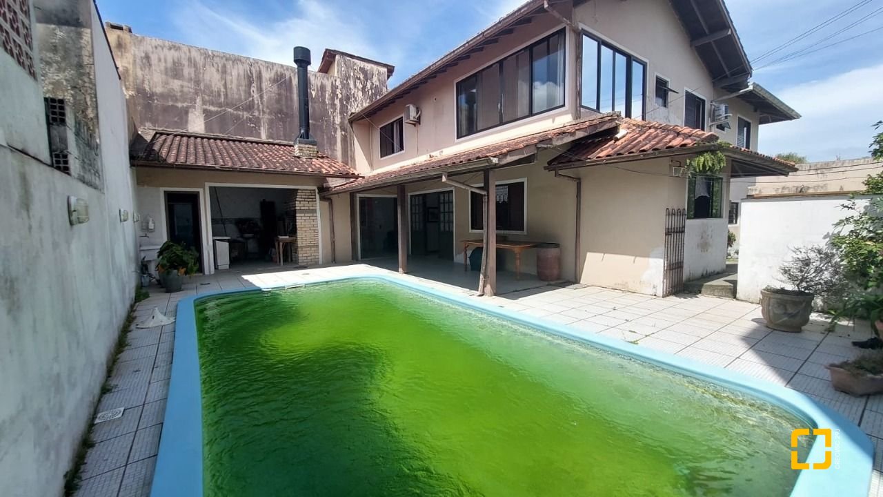 Casa com 229m², 8 quartos (sendo 3 suítes), 6 garagens, no bairro Campeche em Florianópolis
