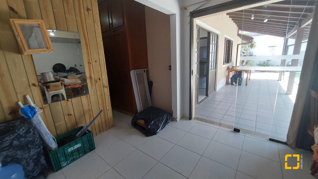 Casa com 229m², 8 quartos (sendo 3 suítes), 6 garagens, no bairro Campeche em Florianópolis