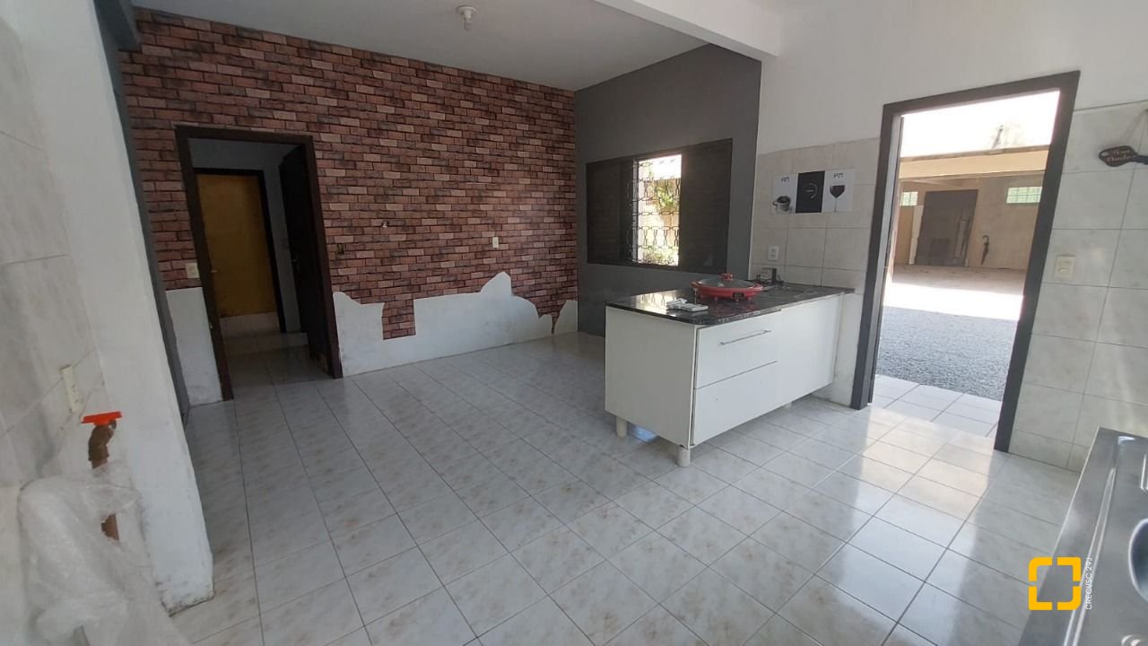 Casa com 229m², 8 quartos (sendo 3 suítes), 6 garagens, no bairro Campeche em Florianópolis