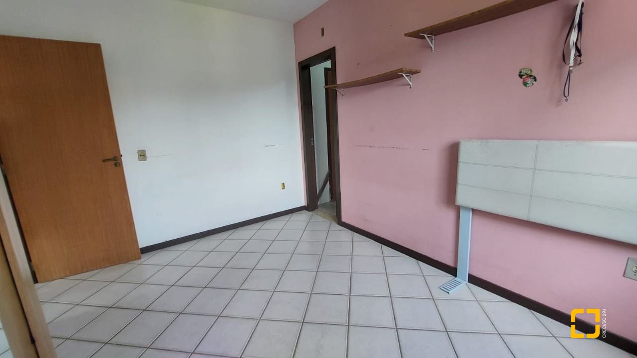 Casa com 229m², 8 quartos (sendo 3 suítes), 6 garagens, no bairro Campeche em Florianópolis