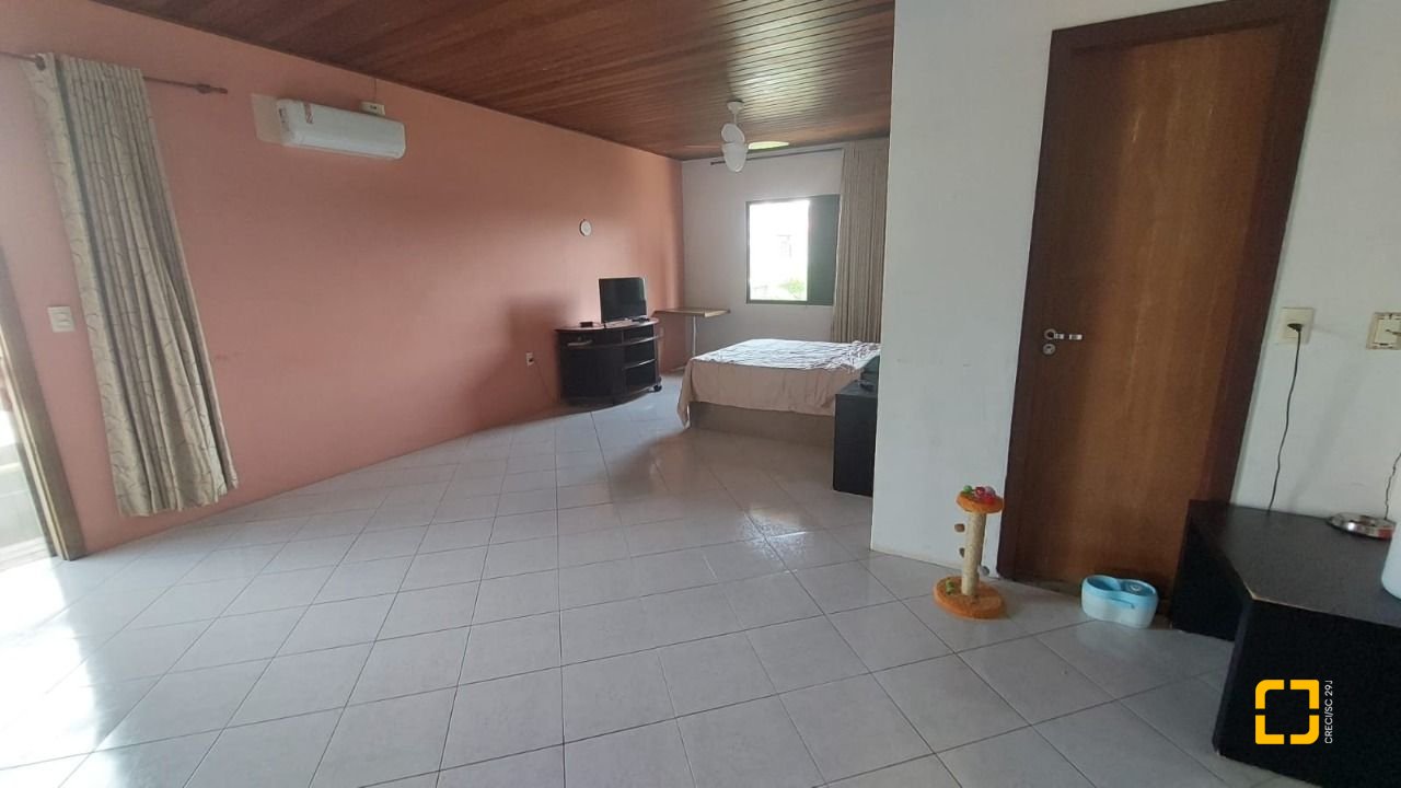 Casa com 229m², 8 quartos (sendo 3 suítes), 6 garagens, no bairro Campeche em Florianópolis