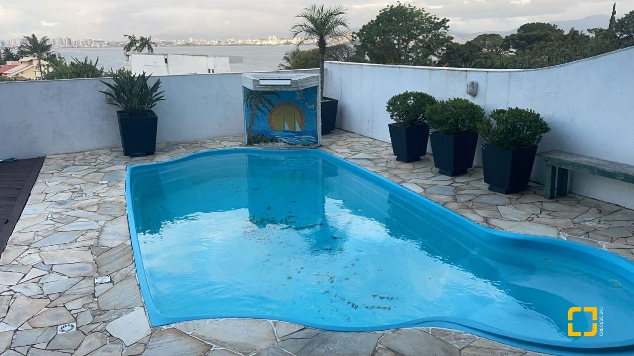 Casa com 450m², 6 quartos (sendo 1 suíte), 4 garagens, no bairro Ponta de Baixo em São José