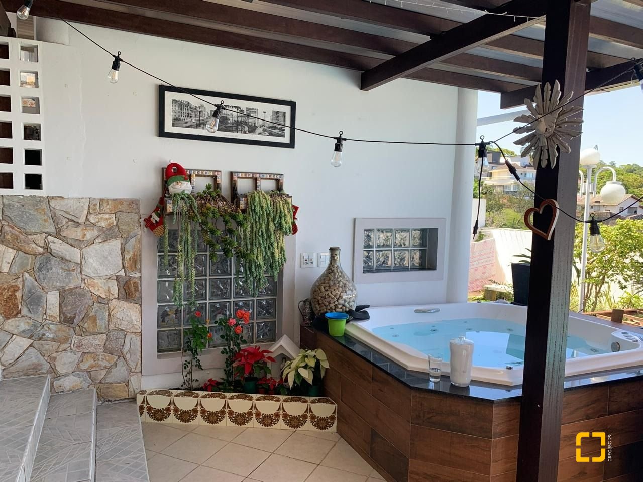 Casa com 450m², 6 quartos (sendo 1 suíte), 4 garagens, no bairro Ponta de Baixo em São José