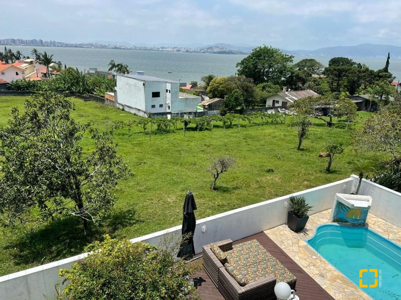 Casa com 450m², 6 quartos (sendo 1 suíte), 4 garagens, no bairro Ponta de Baixo em São José