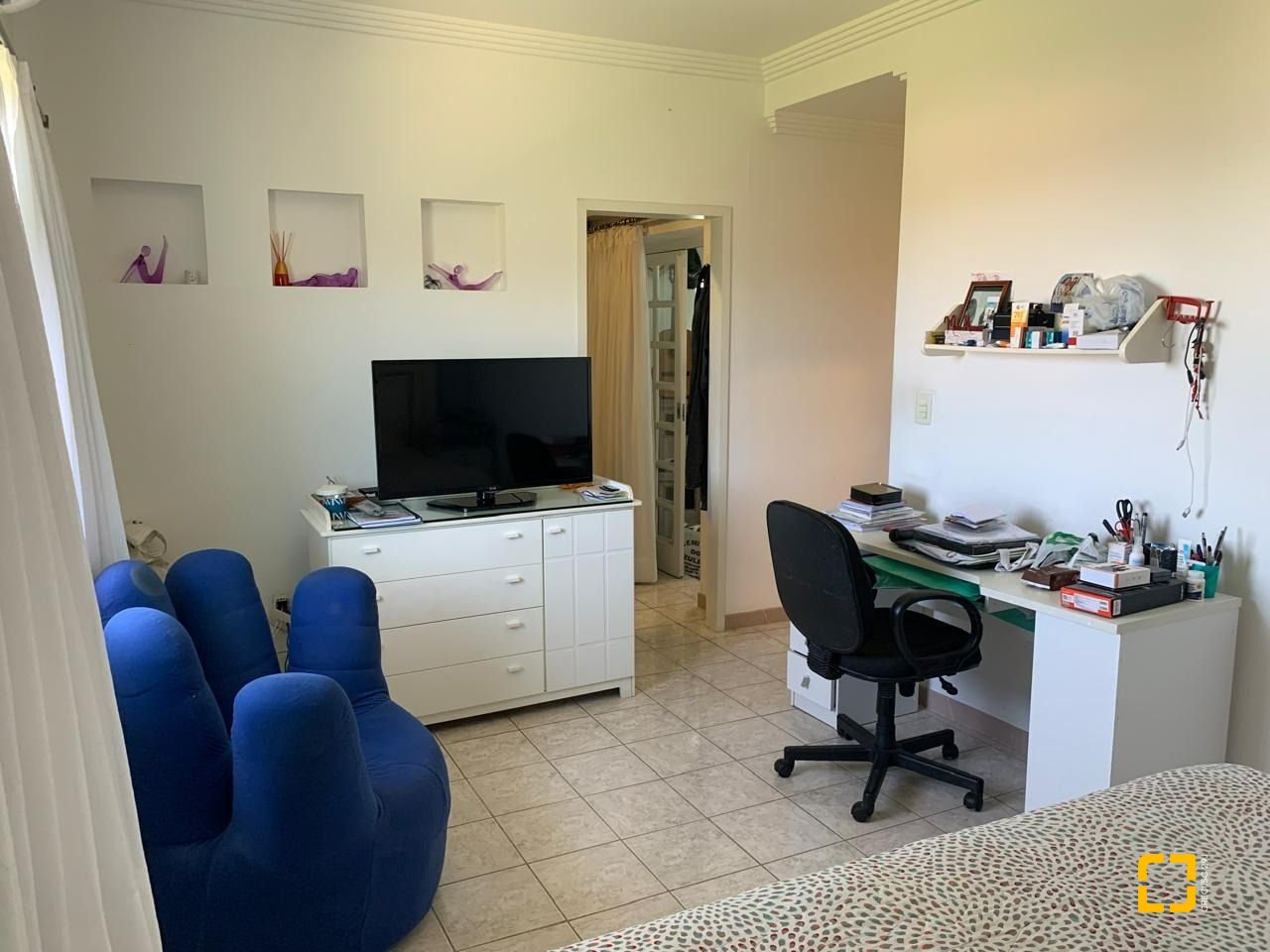 Casa com 450m², 6 quartos (sendo 1 suíte), 4 garagens, no bairro Ponta de Baixo em São José