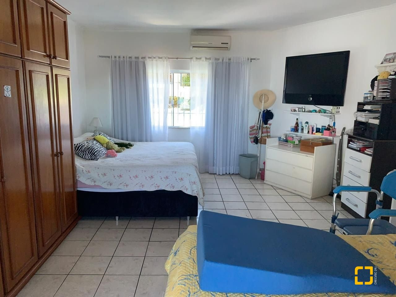 Casa com 450m², 6 quartos (sendo 1 suíte), 4 garagens, no bairro Ponta de Baixo em São José