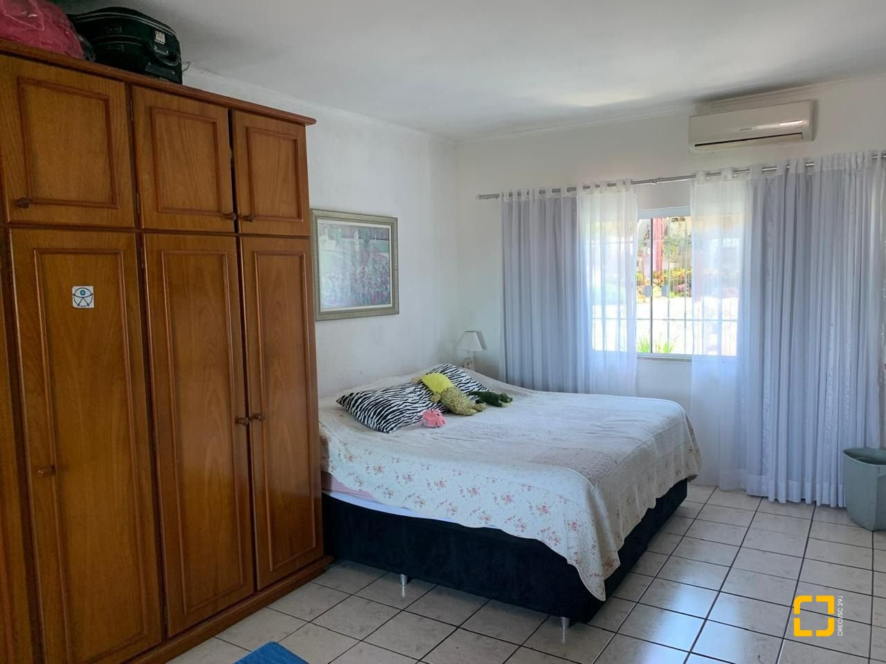 Casa com 450m², 6 quartos (sendo 1 suíte), 4 garagens, no bairro Ponta de Baixo em São José