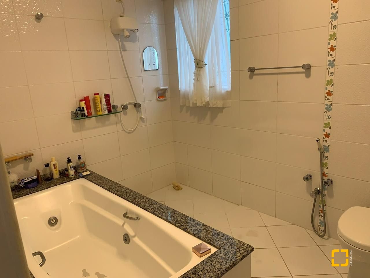 Casa com 450m², 6 quartos (sendo 1 suíte), 4 garagens, no bairro Ponta de Baixo em São José