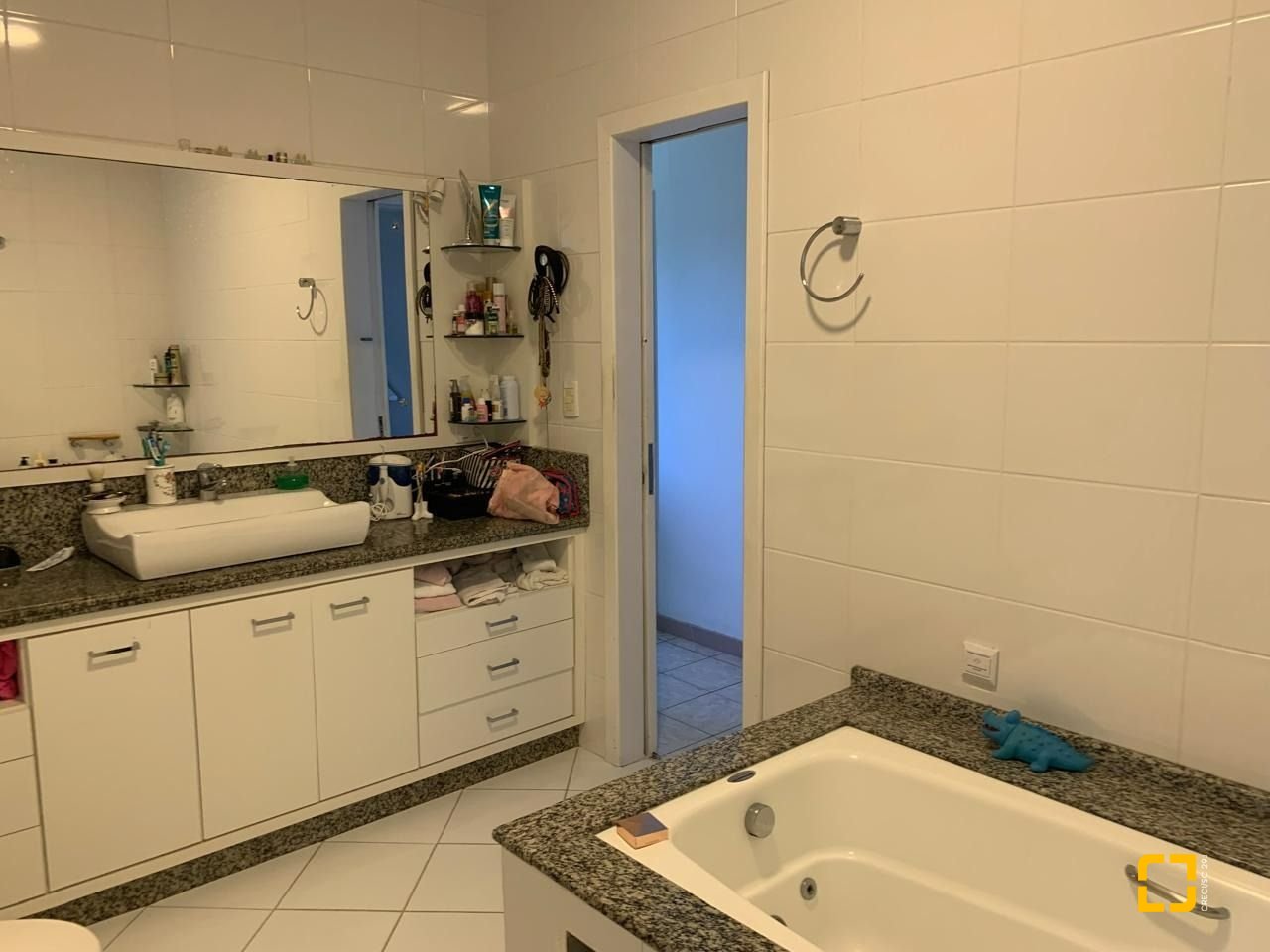 Casa com 450m², 6 quartos (sendo 1 suíte), 4 garagens, no bairro Ponta de Baixo em São José