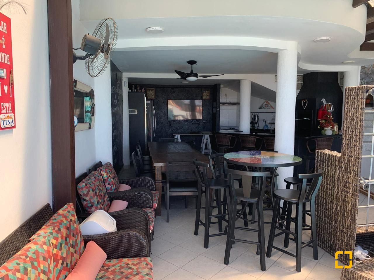 Casa com 450m², 6 quartos (sendo 1 suíte), 4 garagens, no bairro Ponta de Baixo em São José