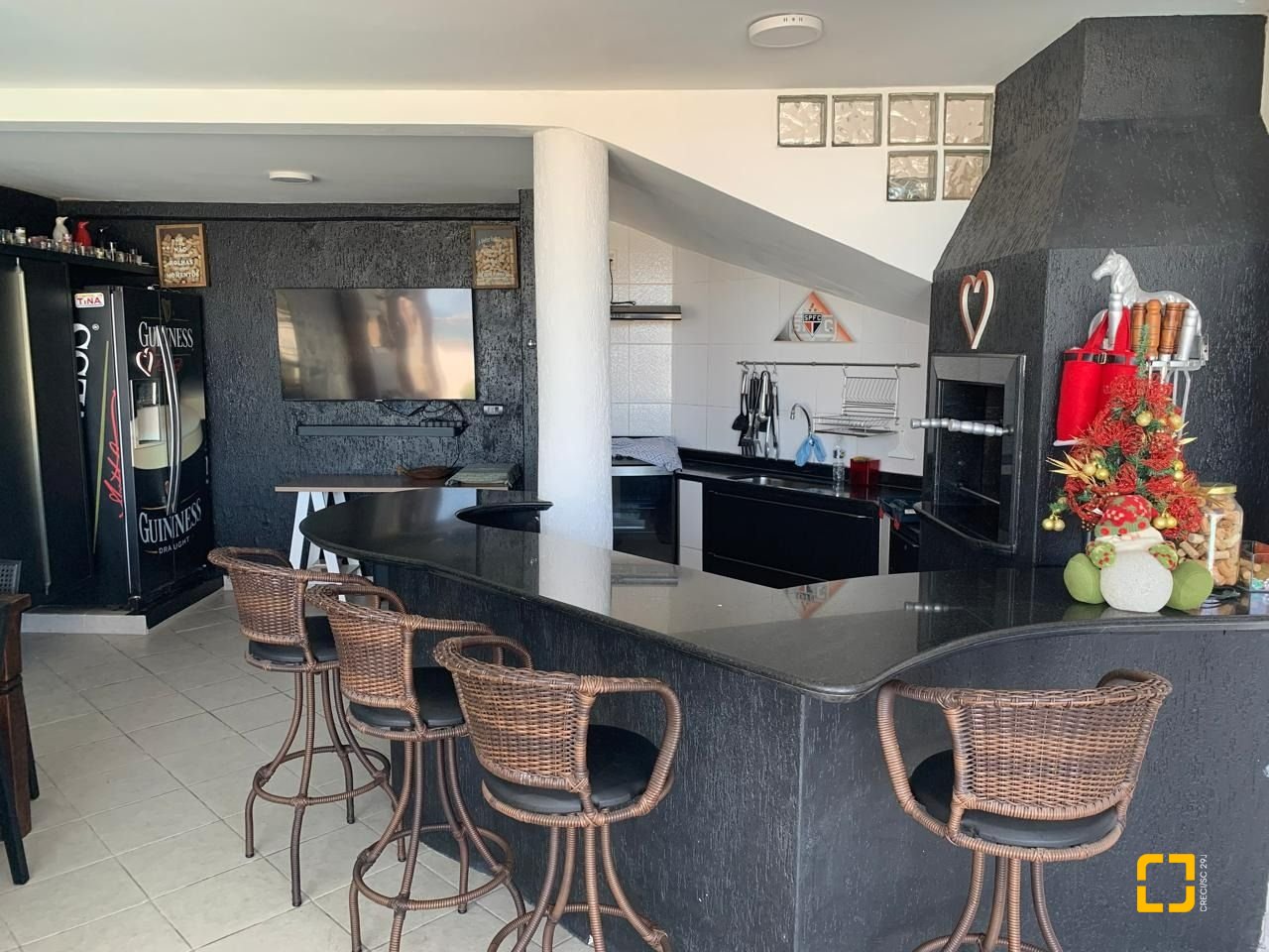 Casa com 450m², 6 quartos (sendo 1 suíte), 4 garagens, no bairro Ponta de Baixo em São José