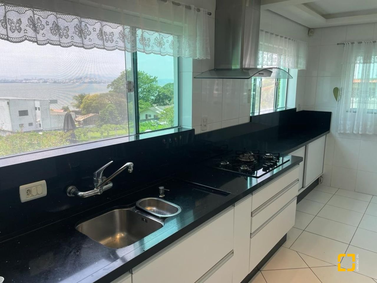 Casa com 450m², 6 quartos (sendo 1 suíte), 4 garagens, no bairro Ponta de Baixo em São José