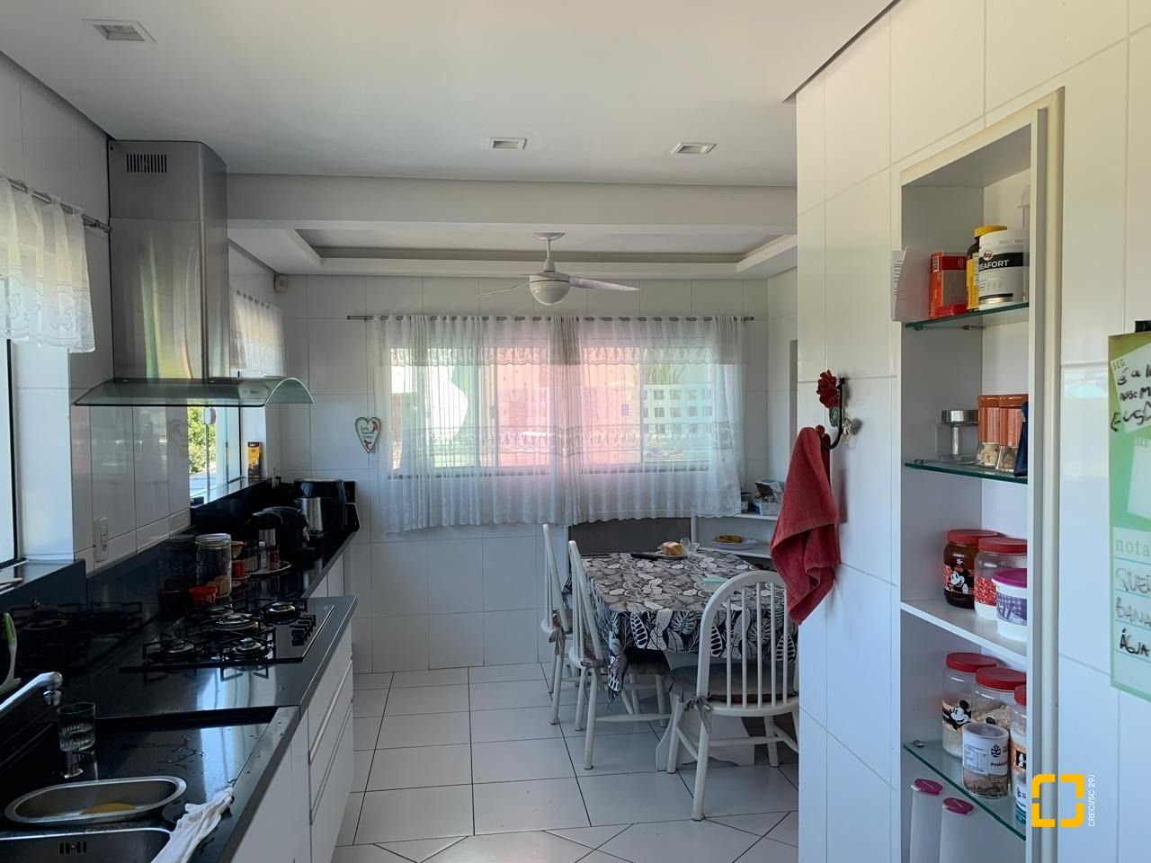 Casa com 450m², 6 quartos (sendo 1 suíte), 4 garagens, no bairro Ponta de Baixo em São José