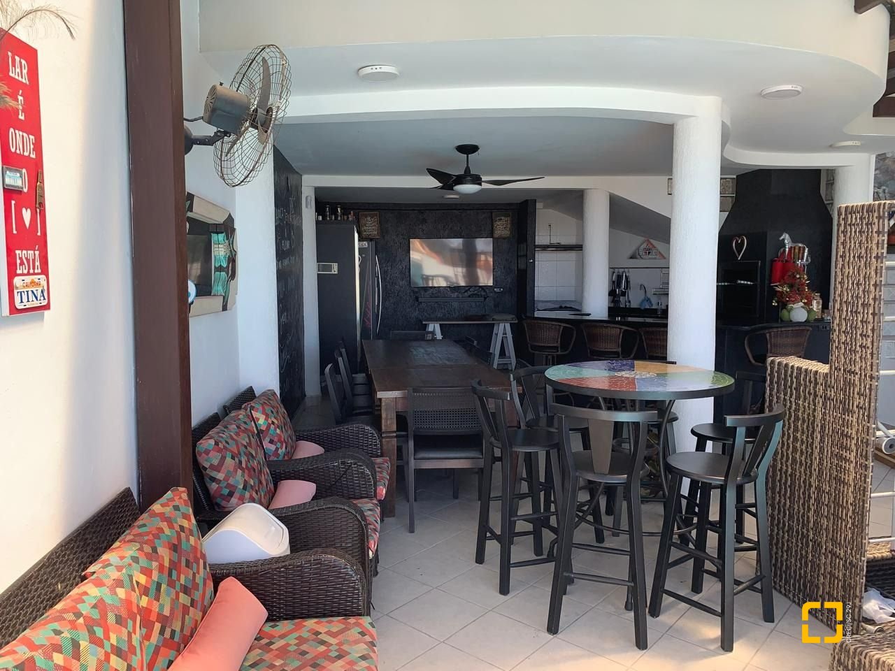 Casa com 450m², 6 quartos (sendo 1 suíte), 4 garagens, no bairro Ponta de Baixo em São José