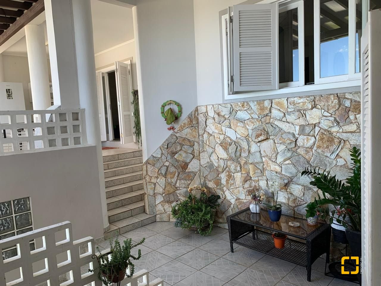 Casa com 450m², 6 quartos (sendo 1 suíte), 4 garagens, no bairro Ponta de Baixo em São José