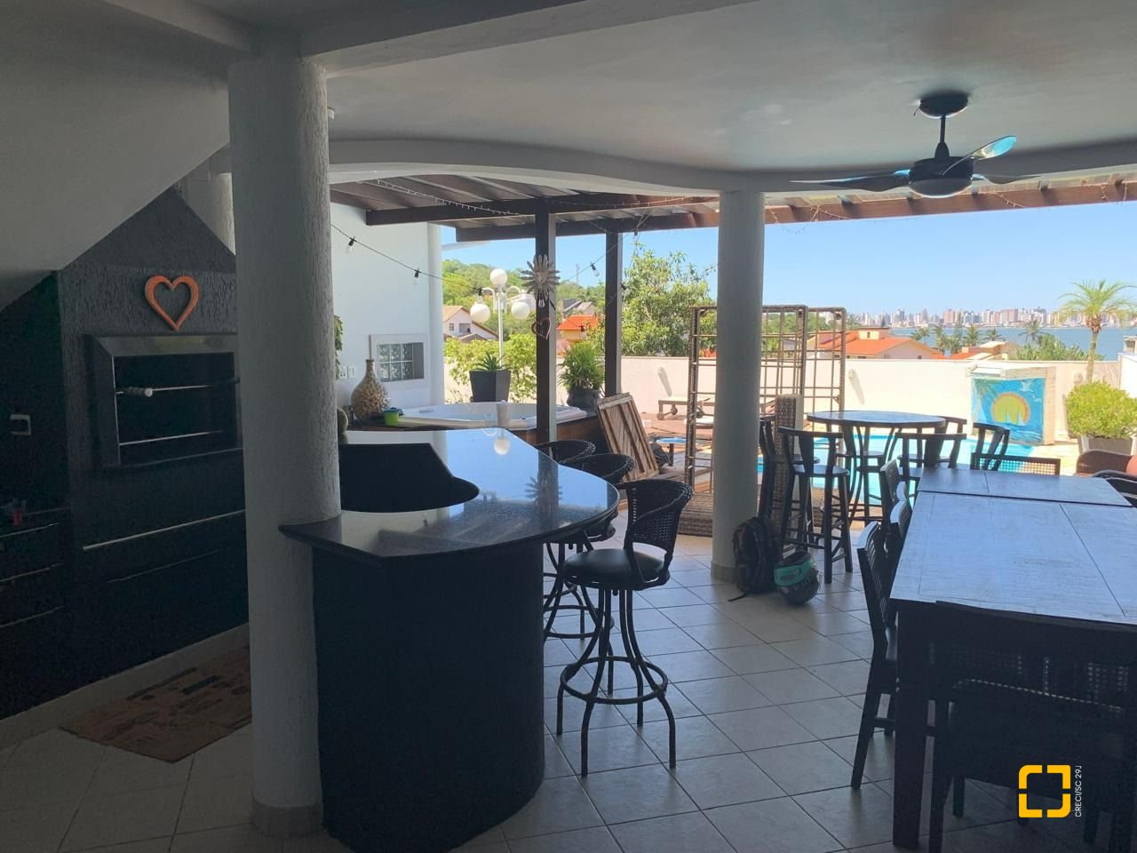 Casa com 450m², 6 quartos (sendo 1 suíte), 4 garagens, no bairro Ponta de Baixo em São José