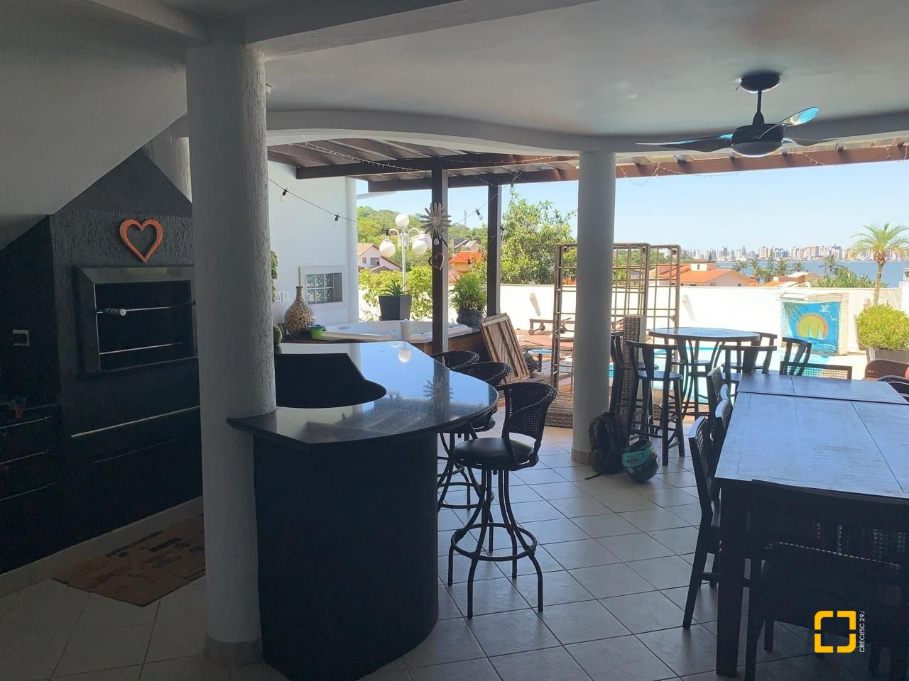Casa com 450m², 6 quartos (sendo 1 suíte), 4 garagens, no bairro Ponta de Baixo em São José