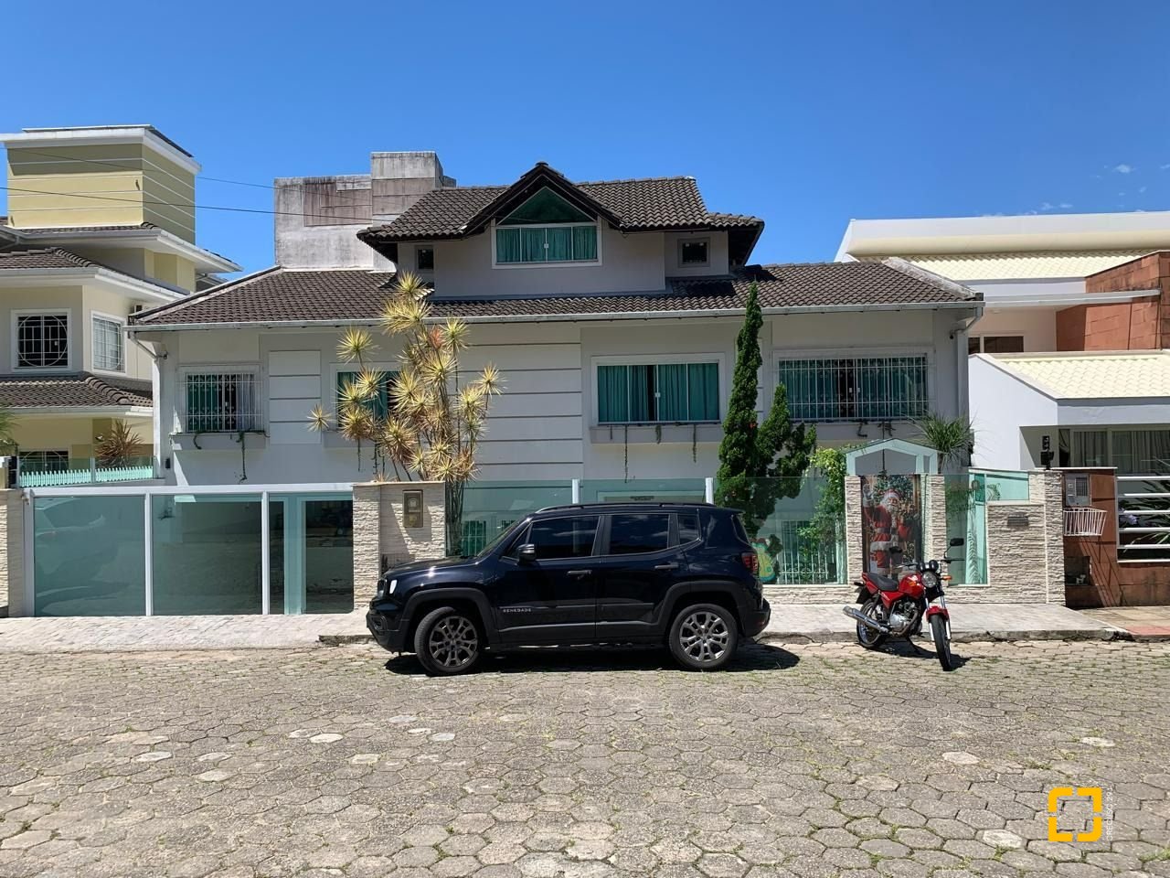 Casa com 450m², 6 quartos (sendo 1 suíte), 4 garagens, no bairro Ponta de Baixo em São José