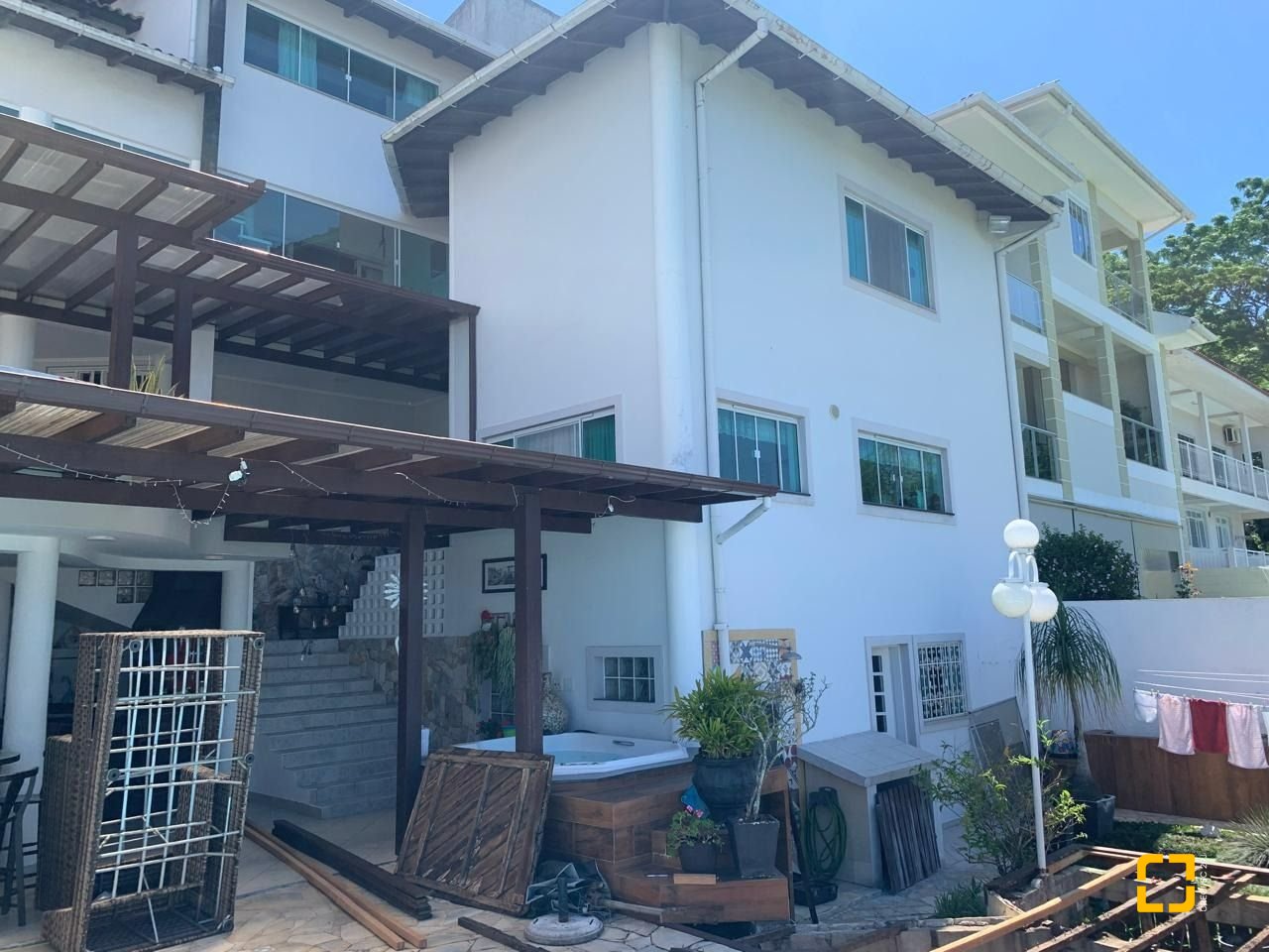 Casa com 450m², 6 quartos (sendo 1 suíte), 4 garagens, no bairro Ponta de Baixo em São José