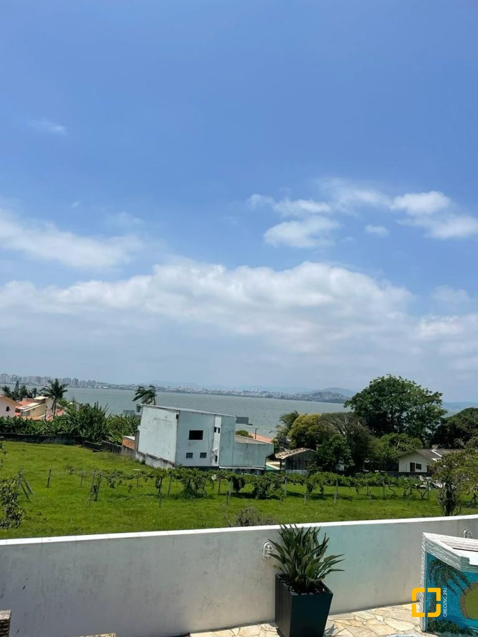 Casa com 450m², 6 quartos (sendo 1 suíte), 4 garagens, no bairro Ponta de Baixo em São José
