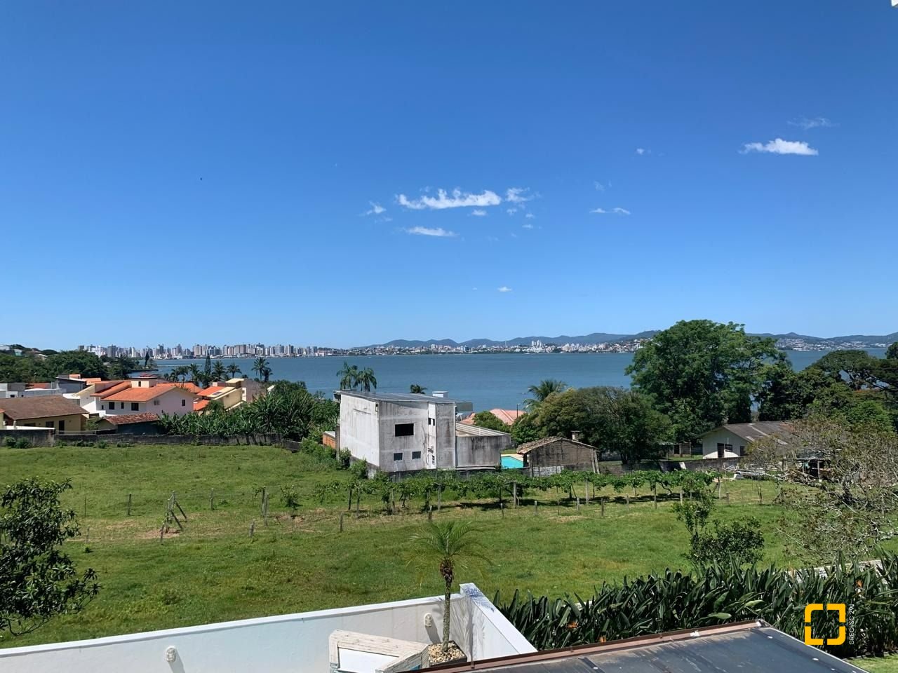 Casa com 450m², 6 quartos (sendo 1 suíte), 4 garagens, no bairro Ponta de Baixo em São José