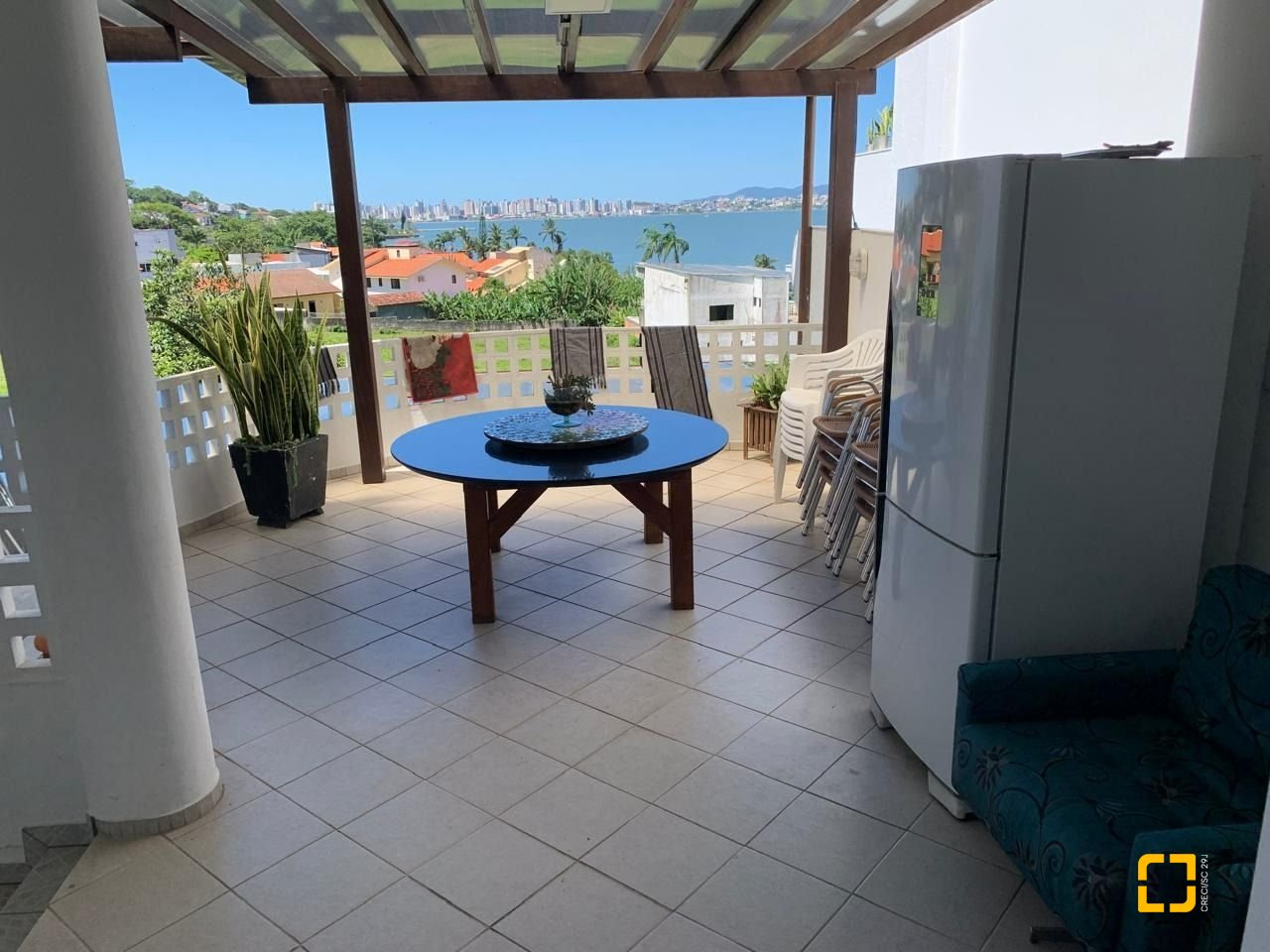 Casa com 450m², 6 quartos (sendo 1 suíte), 4 garagens, no bairro Ponta de Baixo em São José