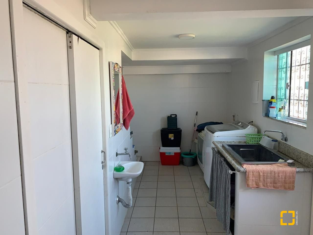 Casa com 450m², 6 quartos (sendo 1 suíte), 4 garagens, no bairro Ponta de Baixo em São José