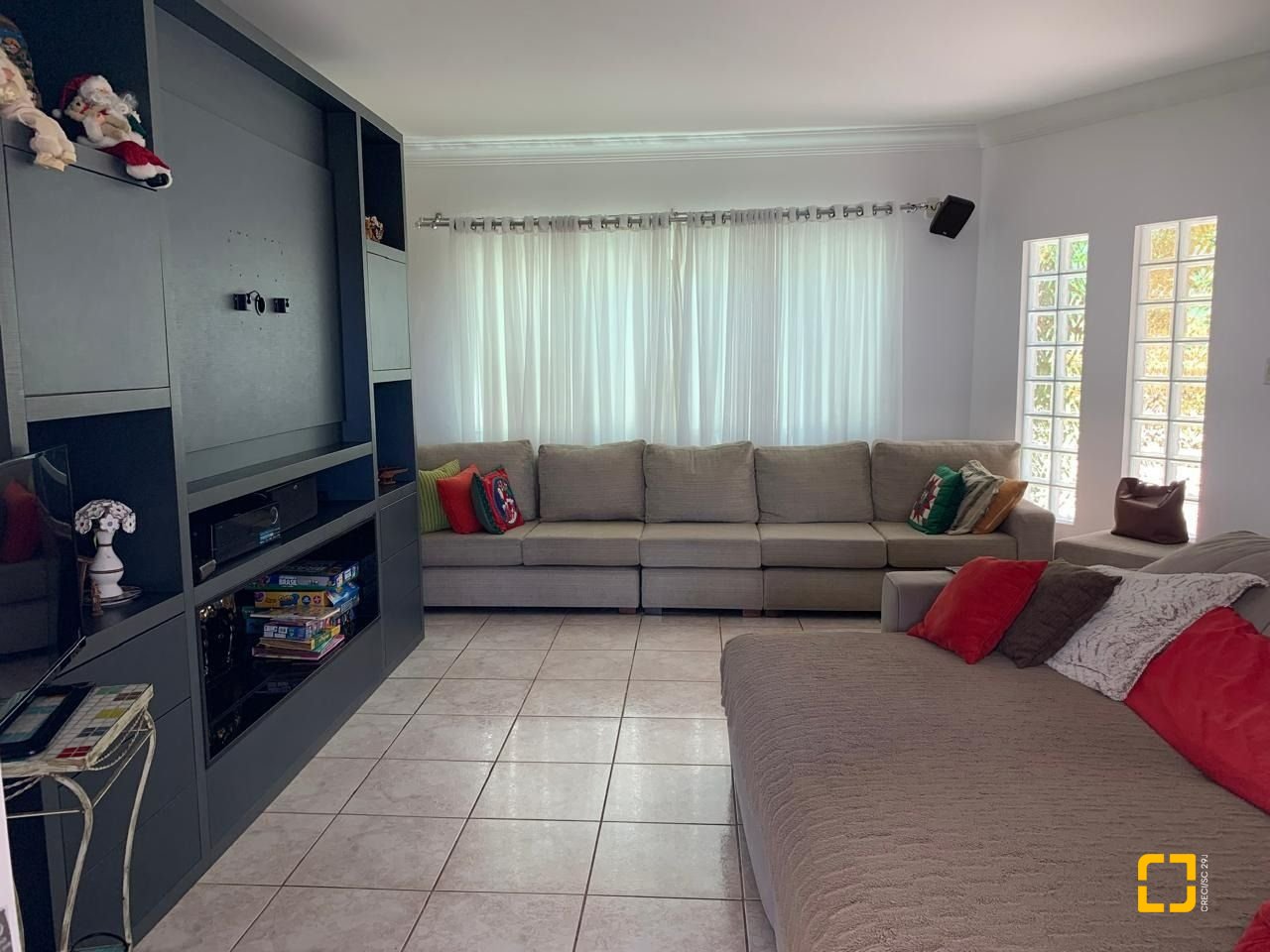 Casa com 450m², 6 quartos (sendo 1 suíte), 4 garagens, no bairro Ponta de Baixo em São José