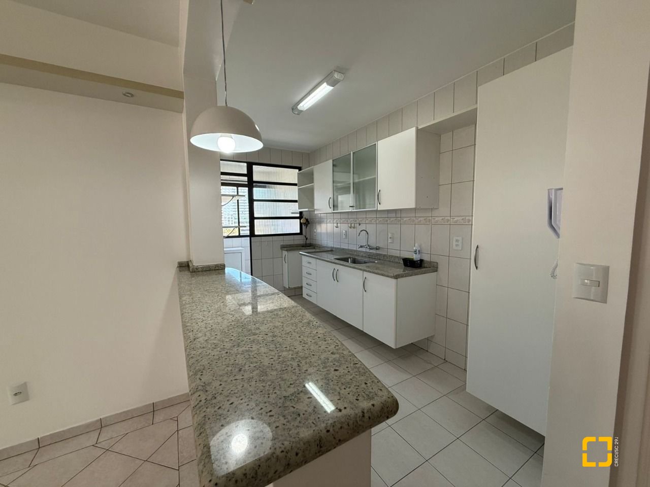 Apartamento com 76m², 3 quartos (sendo 1 suíte), 1 garagem, no bairro Centro em Florianópolis