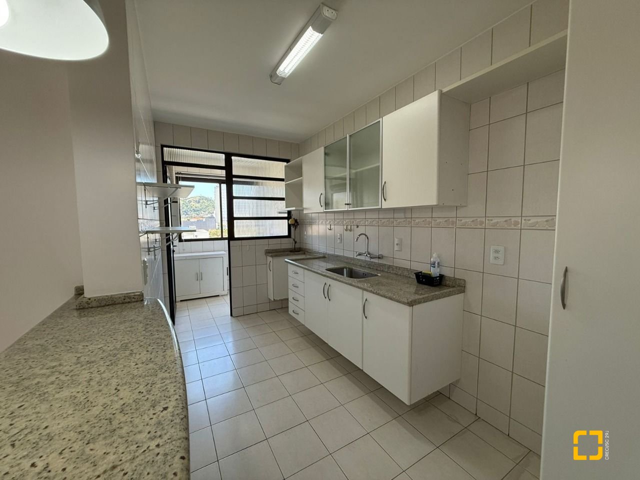 Apartamento com 76m², 3 quartos (sendo 1 suíte), 1 garagem, no bairro Centro em Florianópolis