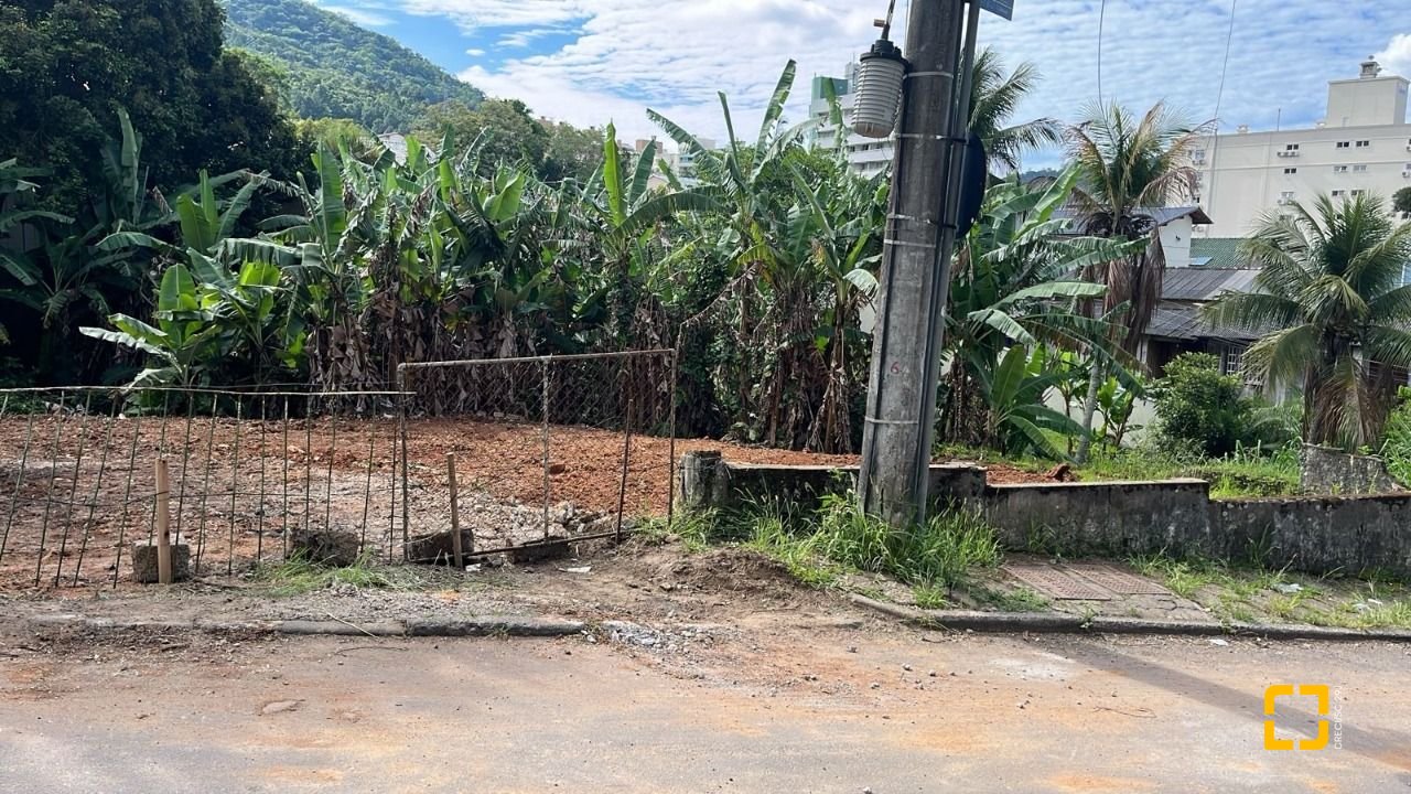 Terreno com 1350m², no bairro Itacorubi em Florianópolis