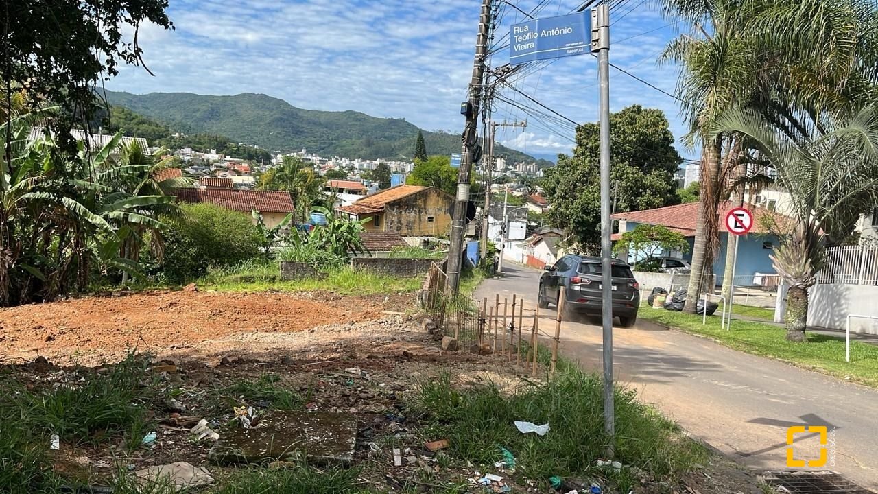 Terreno com 1350m², no bairro Itacorubi em Florianópolis