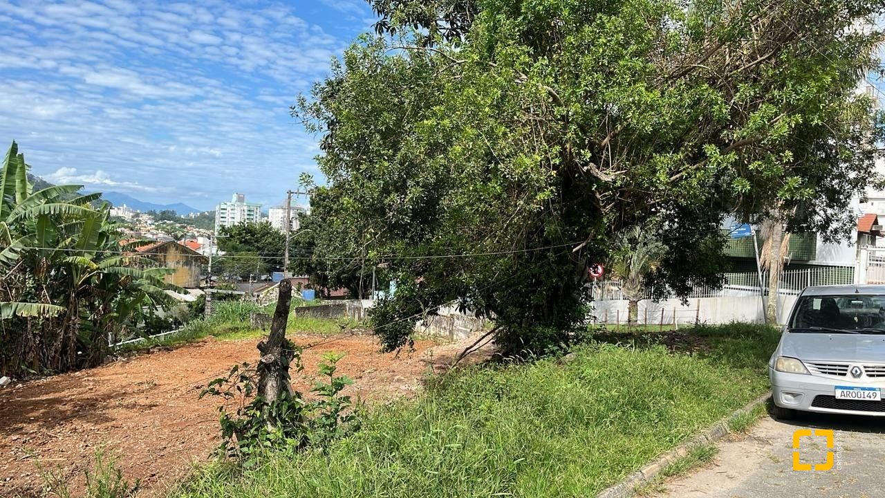 Terreno com 1350m², no bairro Itacorubi em Florianópolis